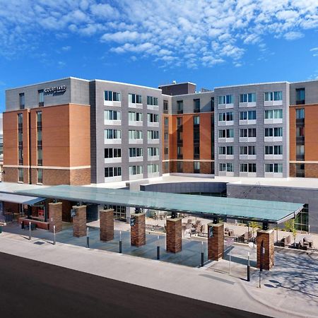 Courtyard Lincoln Downtown Hotel Bagian luar foto