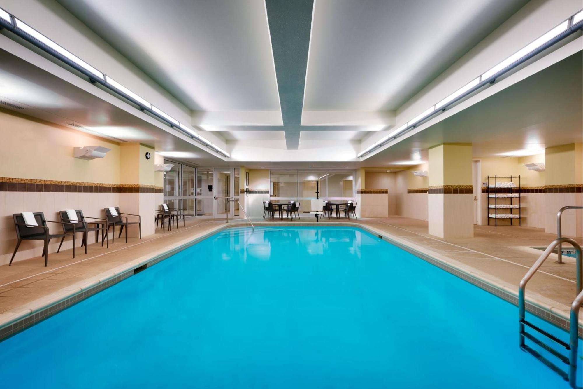 Courtyard Lincoln Downtown Hotel Bagian luar foto