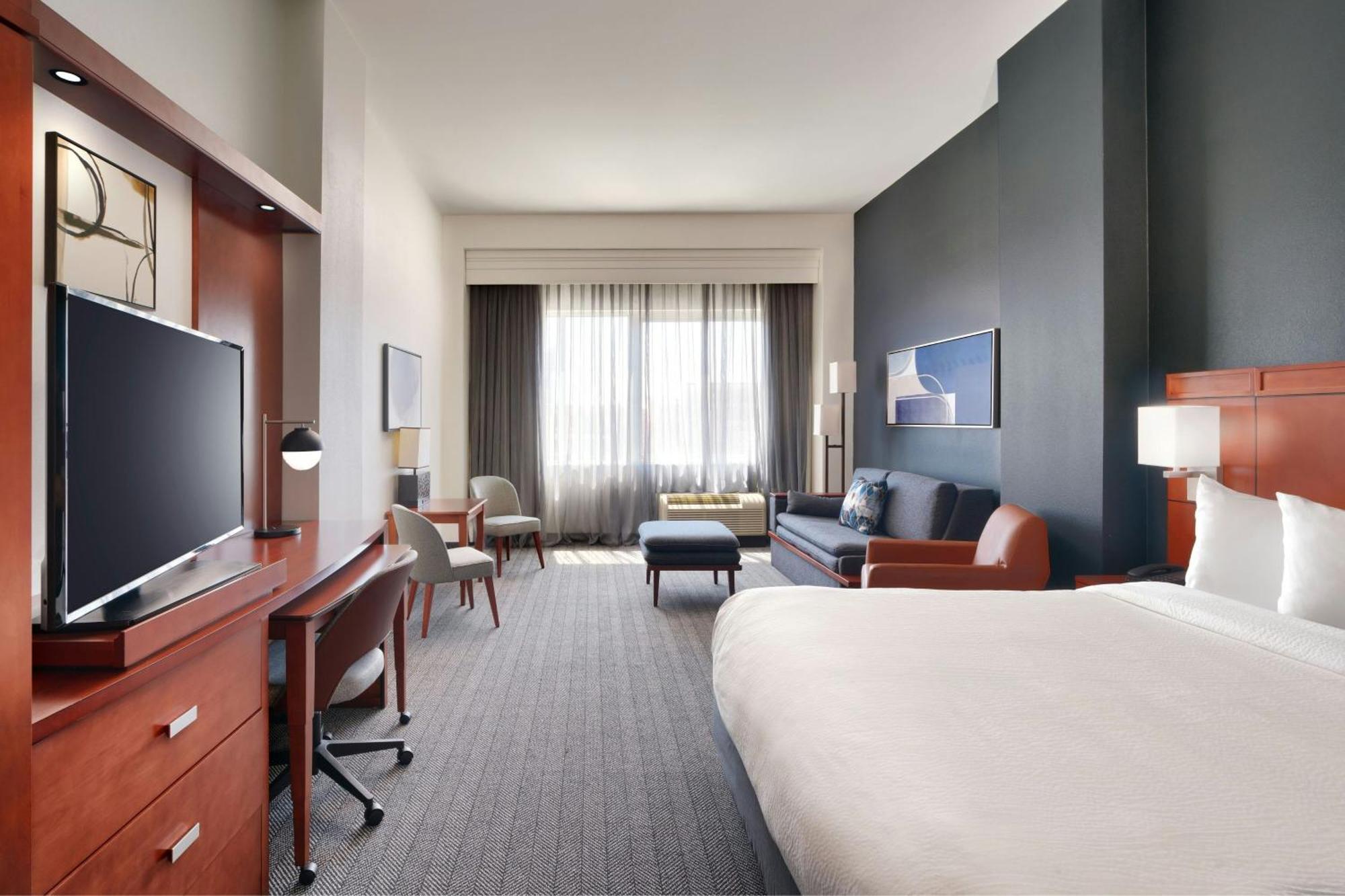 Courtyard Lincoln Downtown Hotel Bagian luar foto