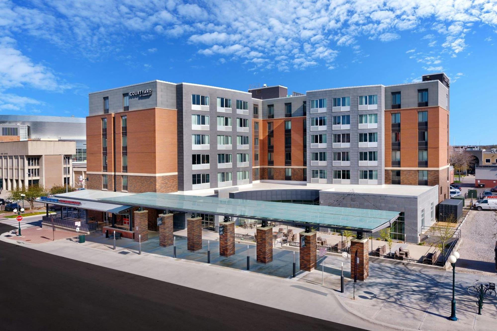 Courtyard Lincoln Downtown Hotel Bagian luar foto